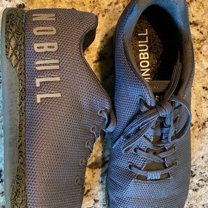 Men’s like new NO BULL shoes size 13.